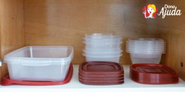 como organizar potinhos plásticos