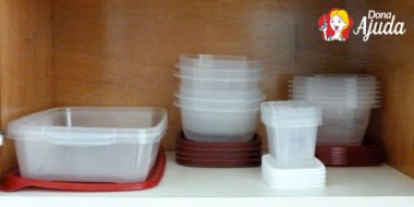 como organizar potinhos plásticos