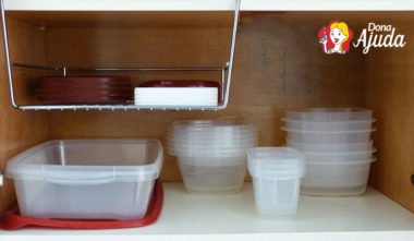 como organizar potinhos plásticos