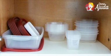 como organizar potinhos plásticos