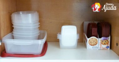 como organizar potinhos plásticos