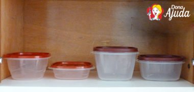 como organizar potinhos plásticos