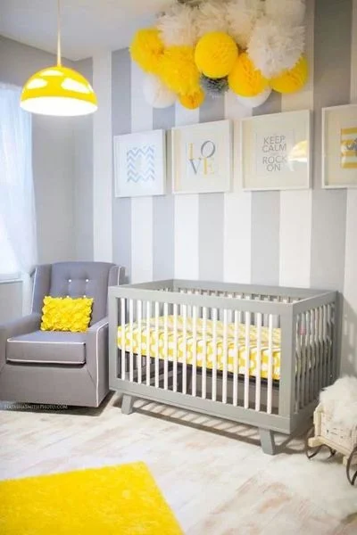 Quarto de bebê cinza e amarelo
