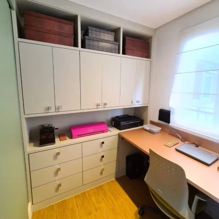 Envelopamento de móveis de escritório