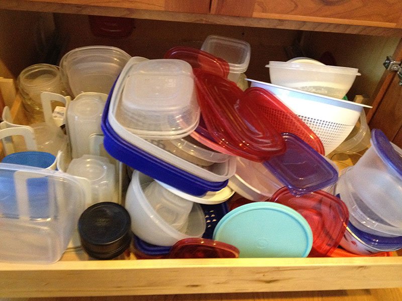 como organizar potinhos plásticos